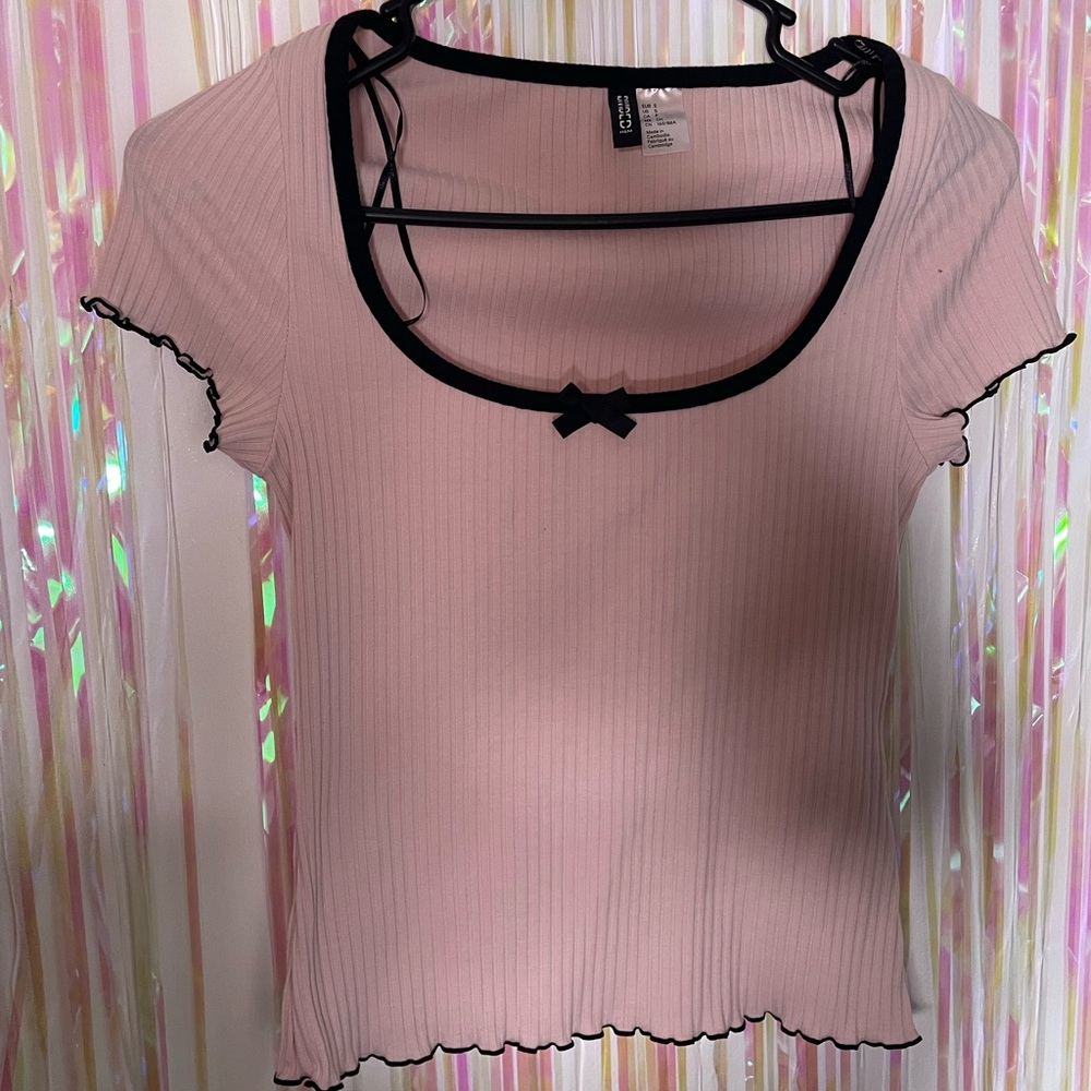 H&M Pink Cap Sleeve Crop Blouse with Ribbed Texture and Black Trim